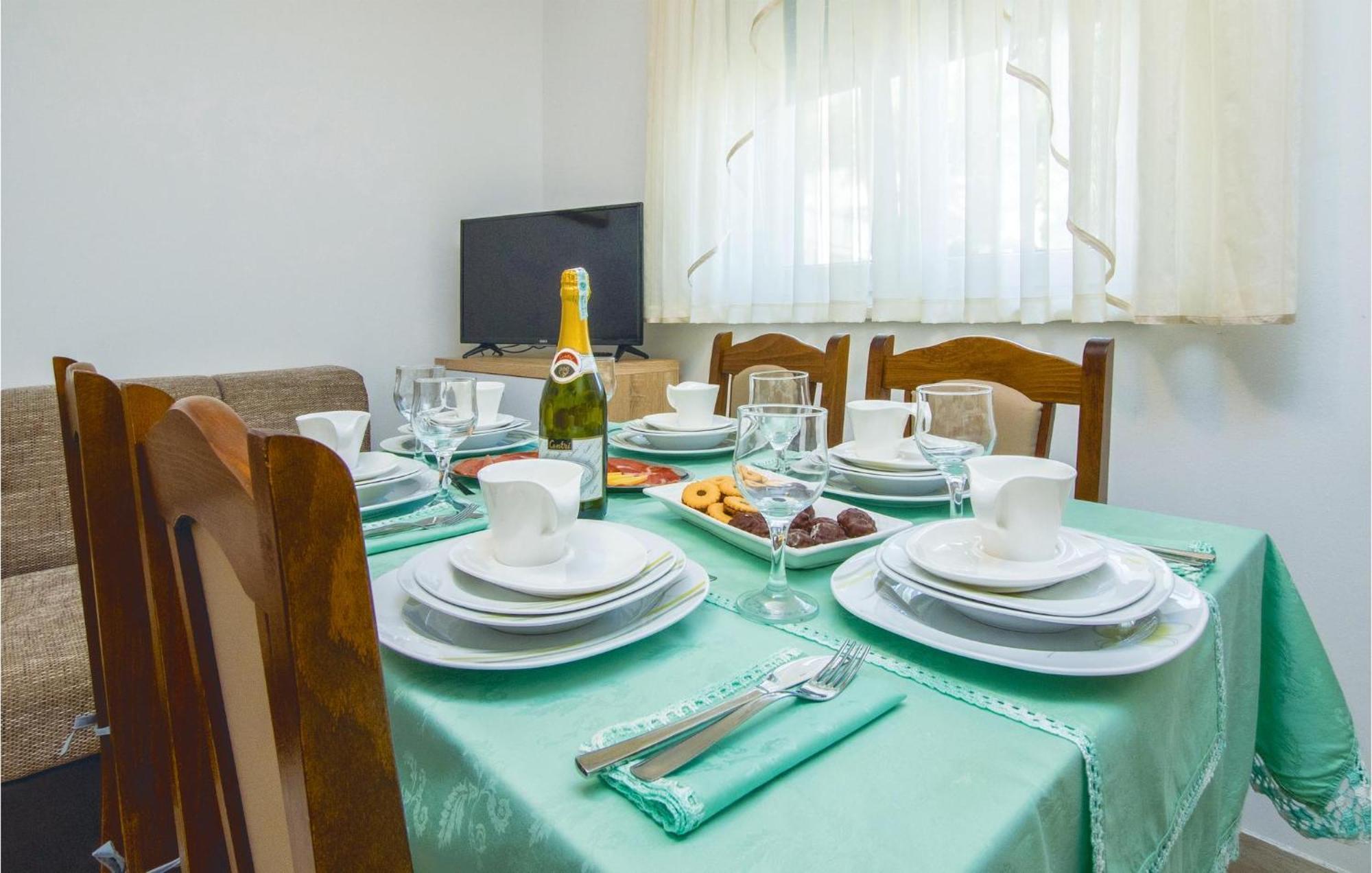 2 Bedroom Awesome Apartment In Mali Rat Sumpetar Екстериор снимка