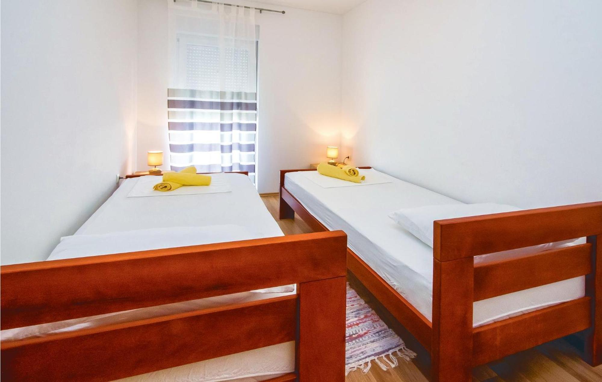 2 Bedroom Awesome Apartment In Mali Rat Sumpetar Екстериор снимка