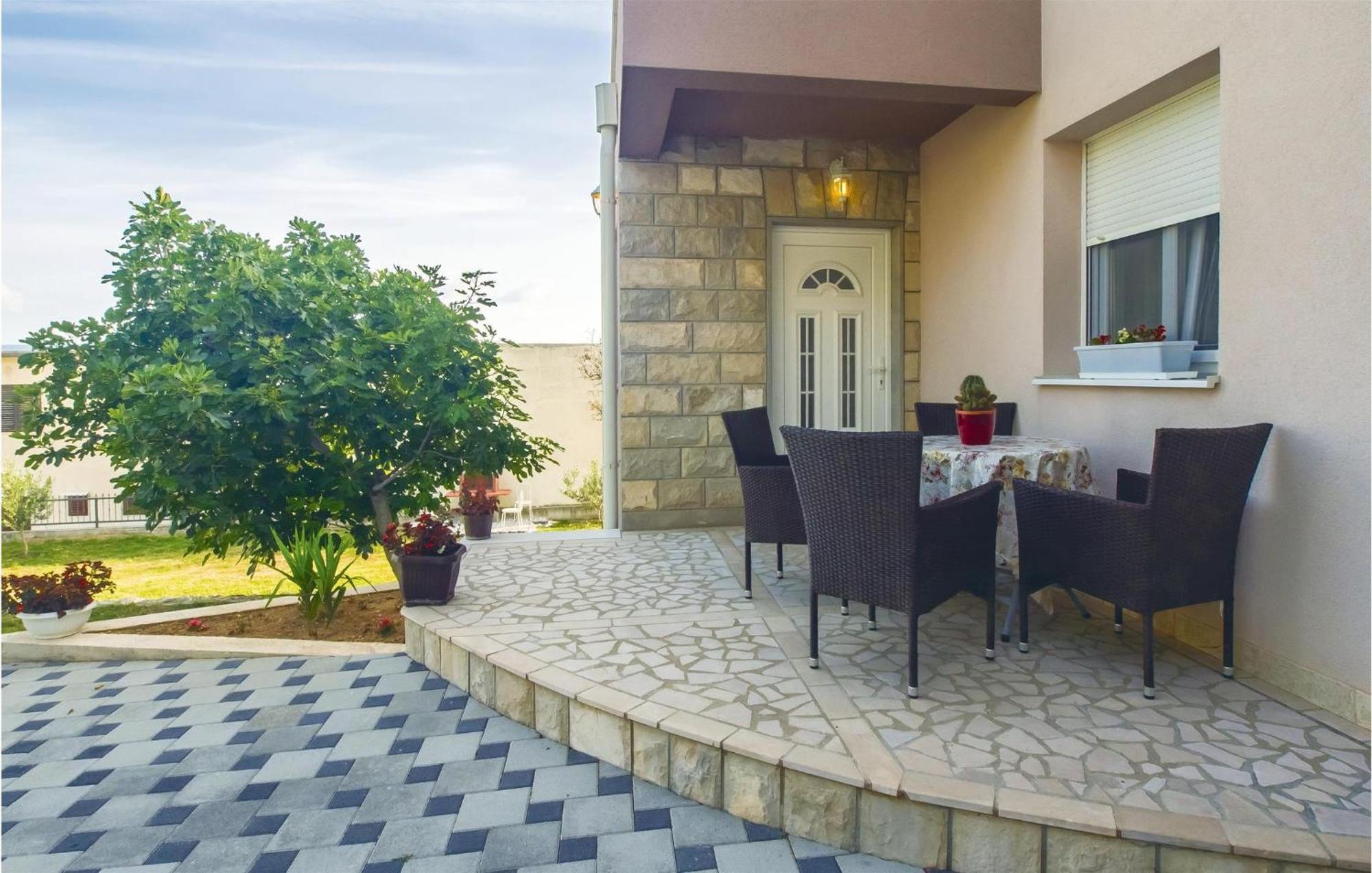 2 Bedroom Awesome Apartment In Mali Rat Sumpetar Екстериор снимка