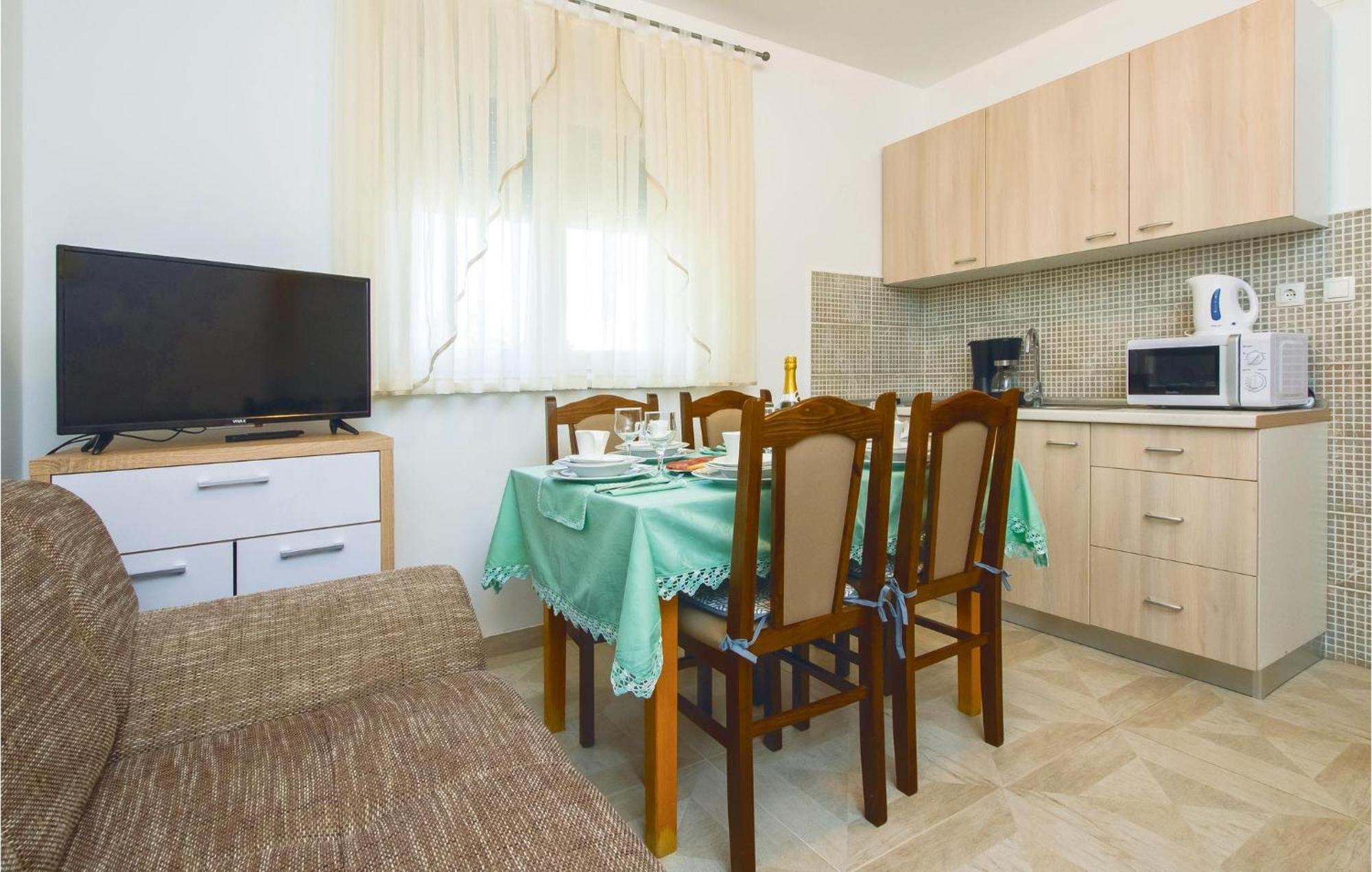 2 Bedroom Awesome Apartment In Mali Rat Sumpetar Екстериор снимка