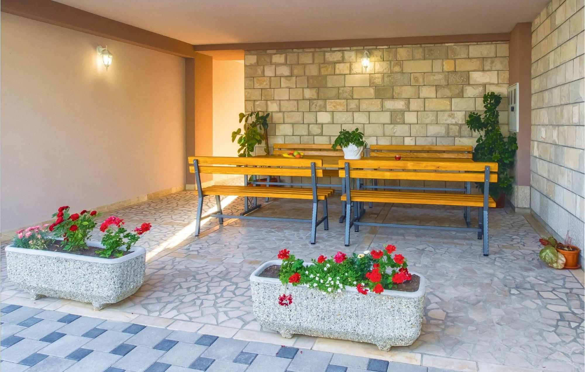 2 Bedroom Awesome Apartment In Mali Rat Sumpetar Екстериор снимка
