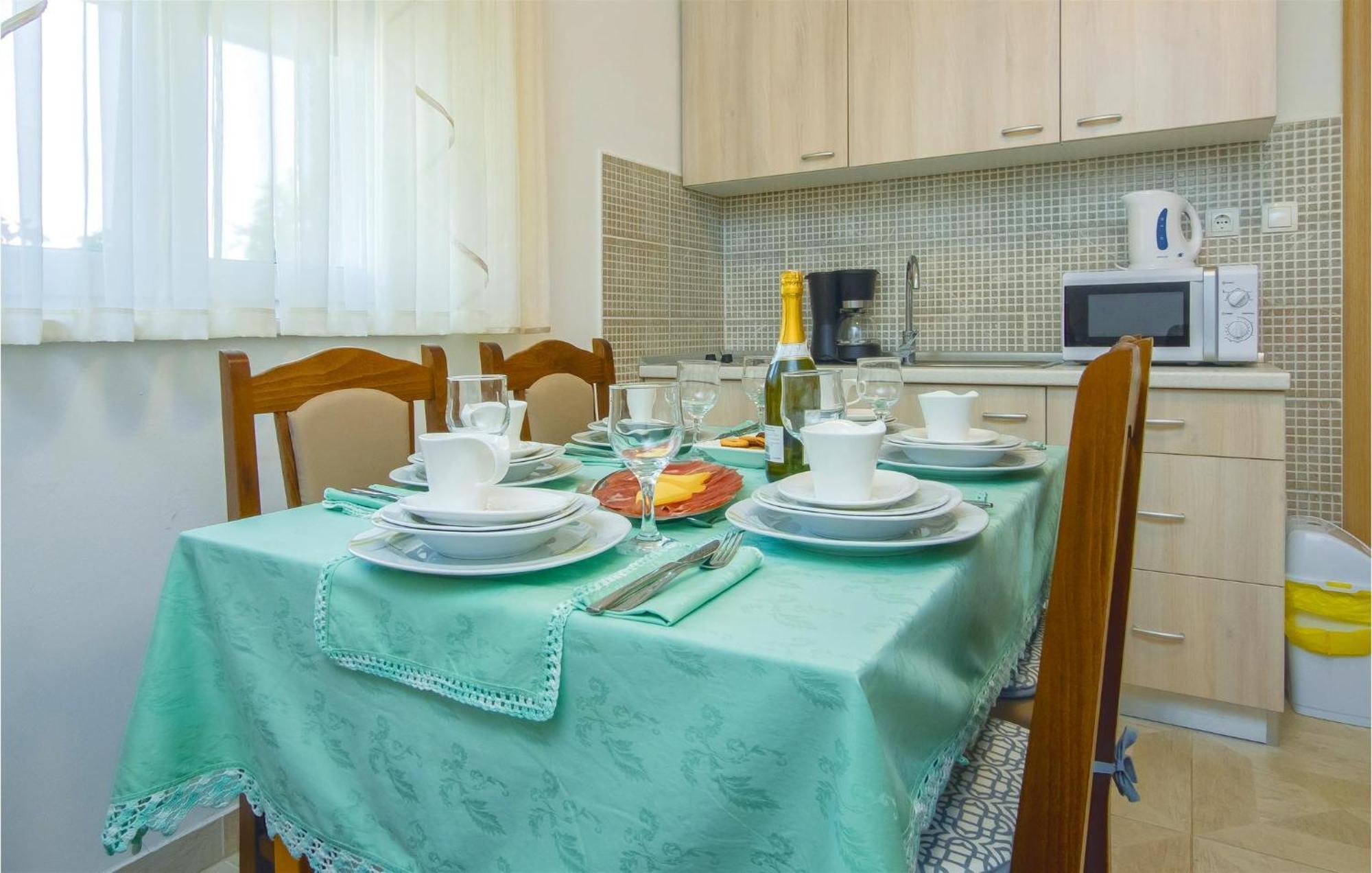2 Bedroom Awesome Apartment In Mali Rat Sumpetar Екстериор снимка